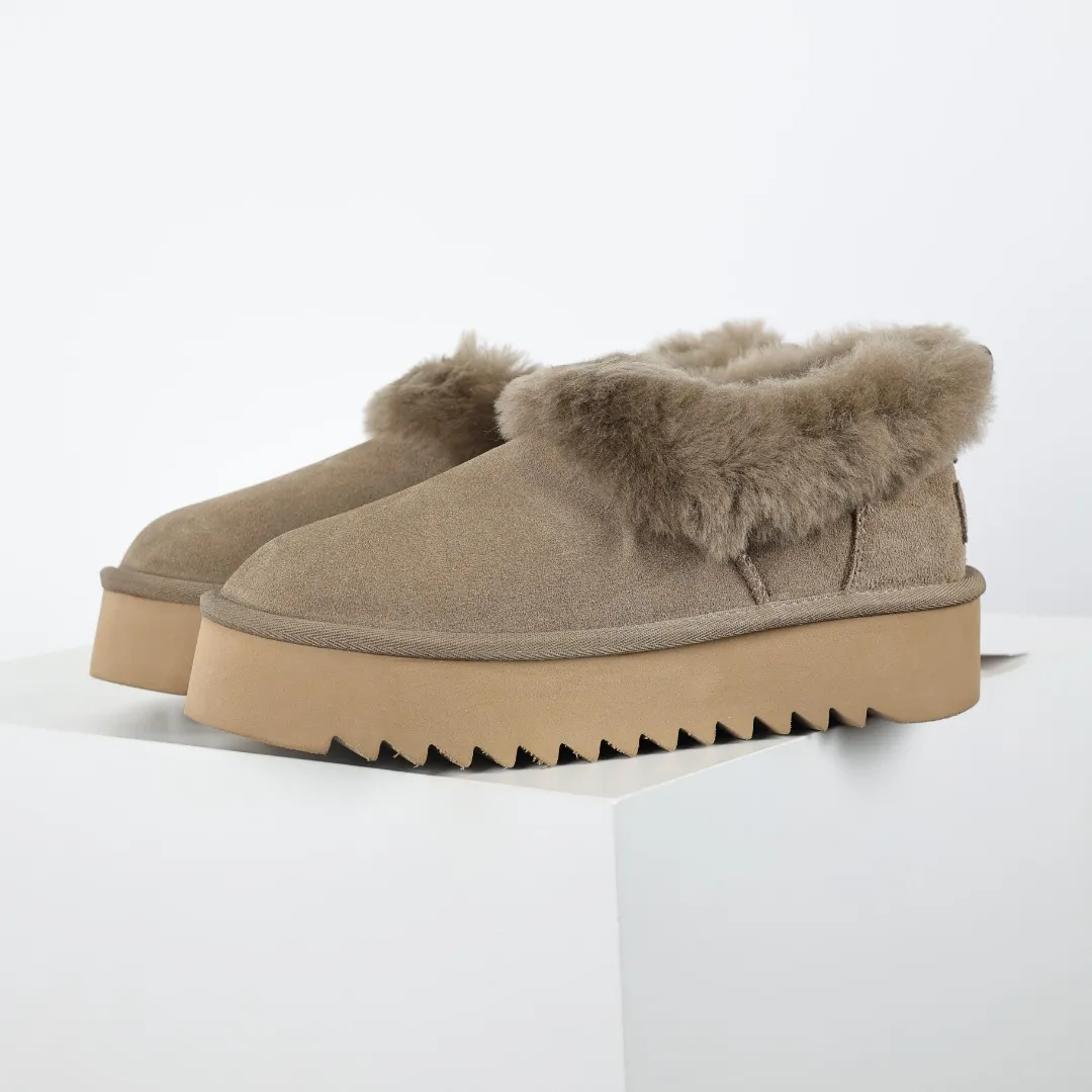 Pick up locally 💰580 Core recommendation Good price It is a very suitable choice for home use. In recent years, uug has launched a series of styles, which are partially geared towards the preferences of young consumers and have also moved to the forefront of fashion trends. Shoe body material: water-repellent coated suede upper, 17 mm UGGPURE™ implantable wool insole, lightweight non-slip and comfortable rubber outsole, with brand LOGO and trademark, with full packaging Size: 35 36 37 38 39 40
